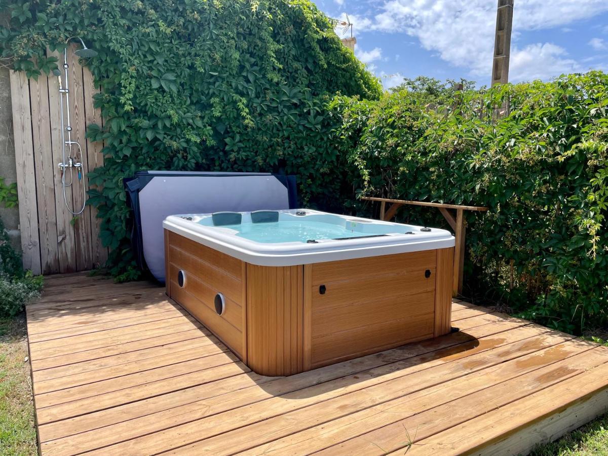 Myinsolite - Tiny-House, Jacuzzi, Brasero, Piscine エーグ・モルト エクステリア 写真